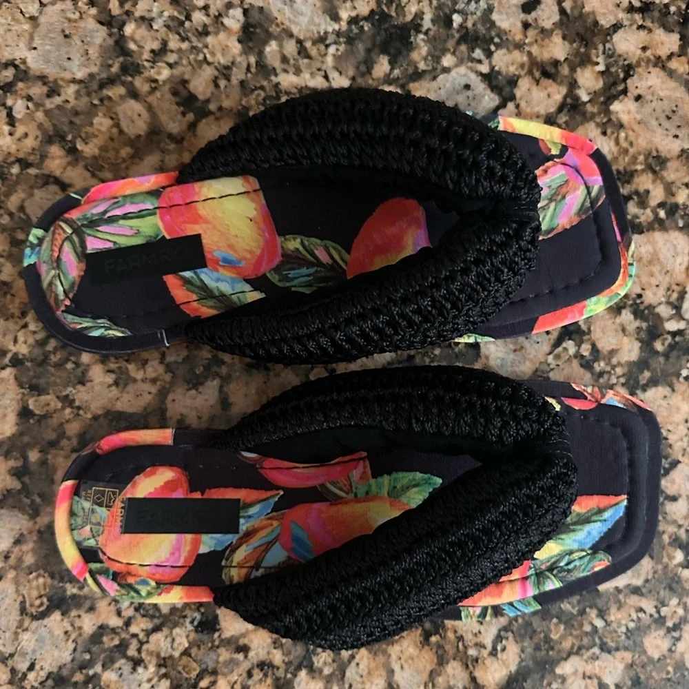 Farm Rio cashew crochet puffy flip flops sandals - Picture 6 of 8